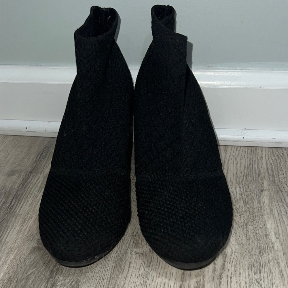 Life Stride Soft System Comfort Support Flex Black Textured Ankle Booties